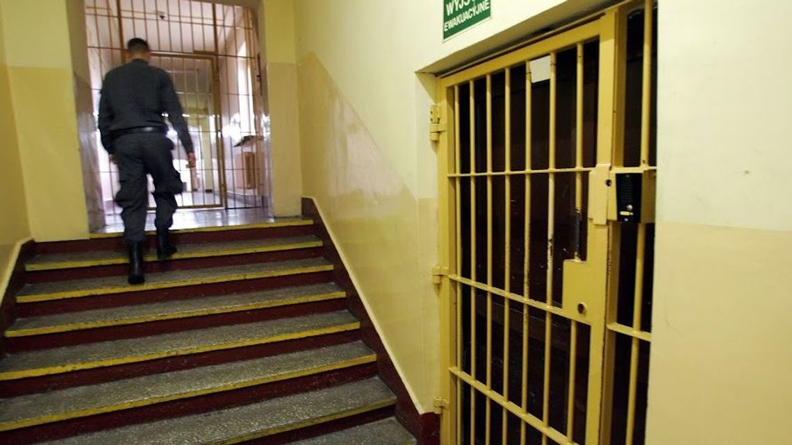 Nakaszlał na kobietę, która zwróciła uwagę, że powinien być na kwarantannie. Trafi do aresztu!