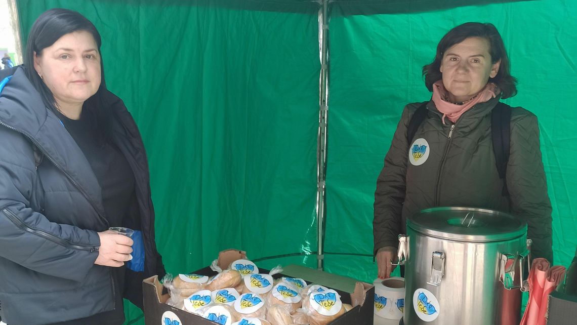 Naklejka pełna miłości na darach dla uchodźców z Ukrainy. "Łapie za duszę" Naklejka pełna miłości na darach dla uchodźców z Ukrainy. "Łapie za duszę"