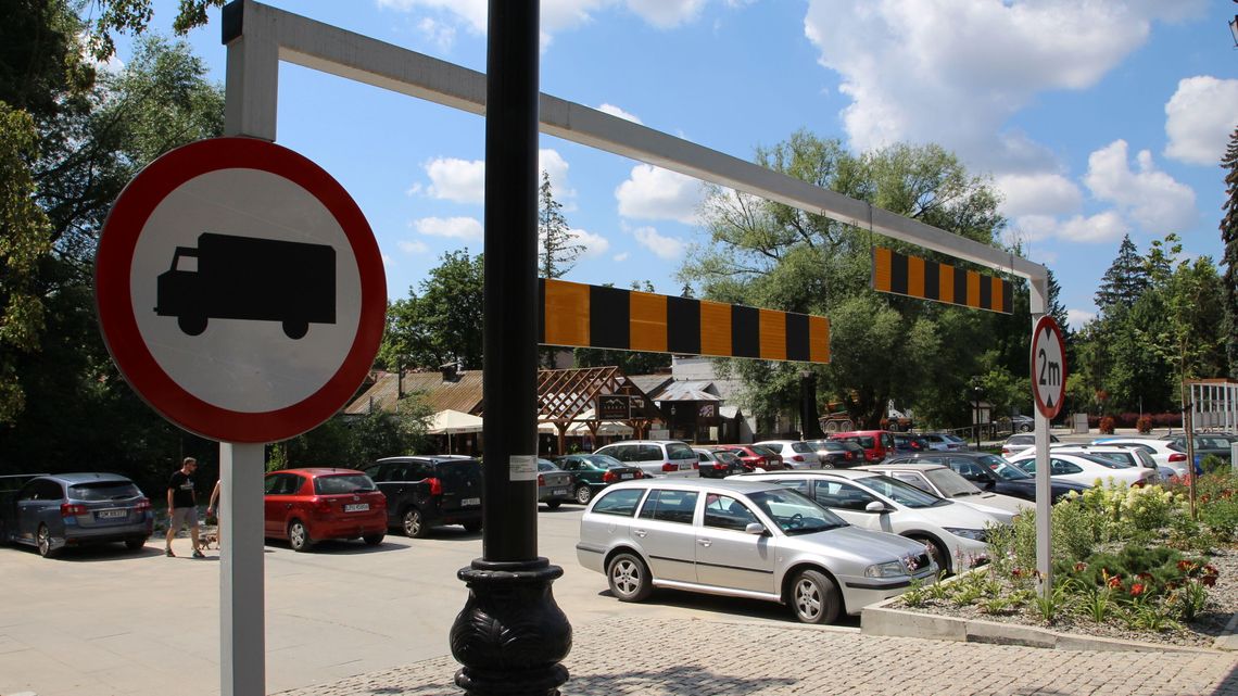 Nałęczów. Miejski plac stał się parkingiem. Co na to mieszkańcy?