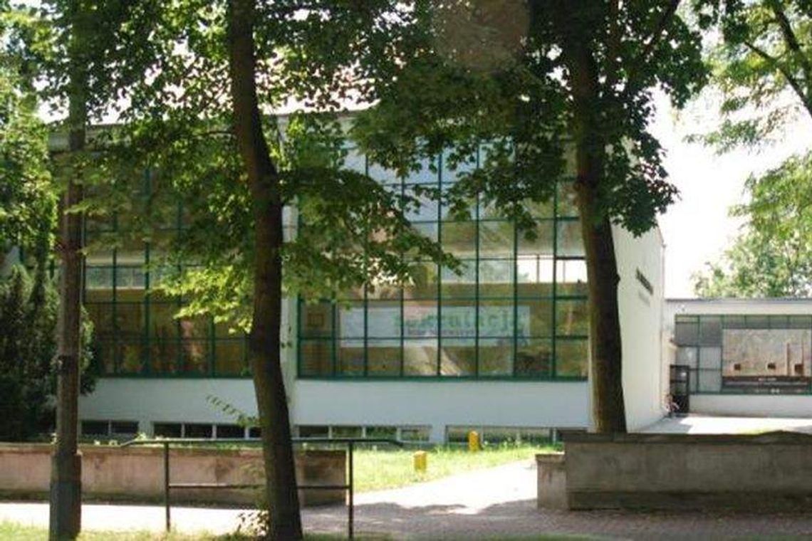 Nałęczów: Remont w liceum plastycznym przedłużył wakacje