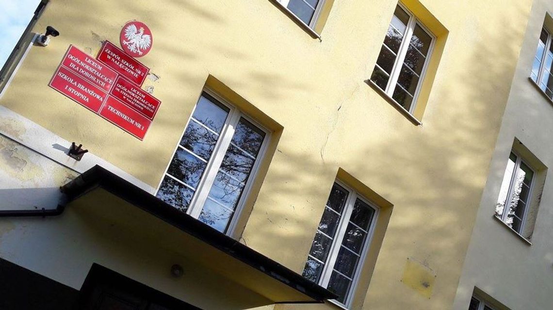 Nałęczów: Sala gimnastyczna zamknięta. Maturzyści nie mają gdzie ćwiczyć poloneza Nałęczów: Sala gimnastyczna zamknięta. Maturzyści nie mają gdzie ćwiczyć poloneza