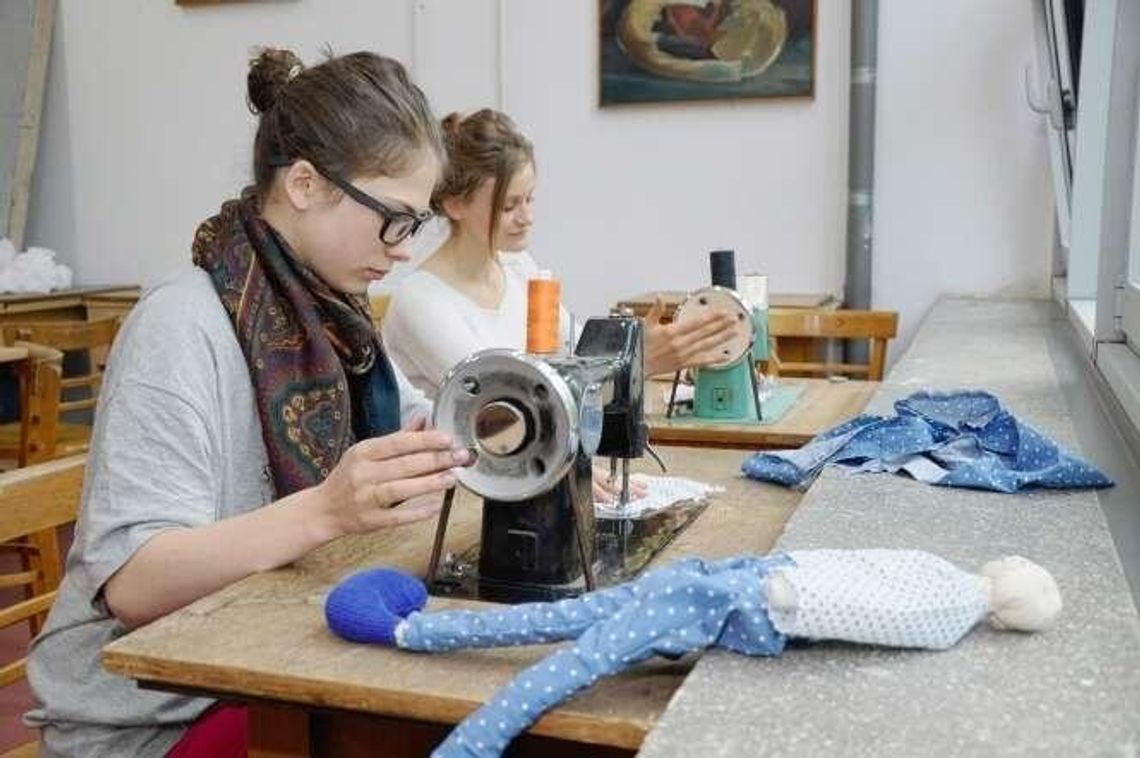Nałęczów: Uczniowie uszyją… książeczki dla dzieci