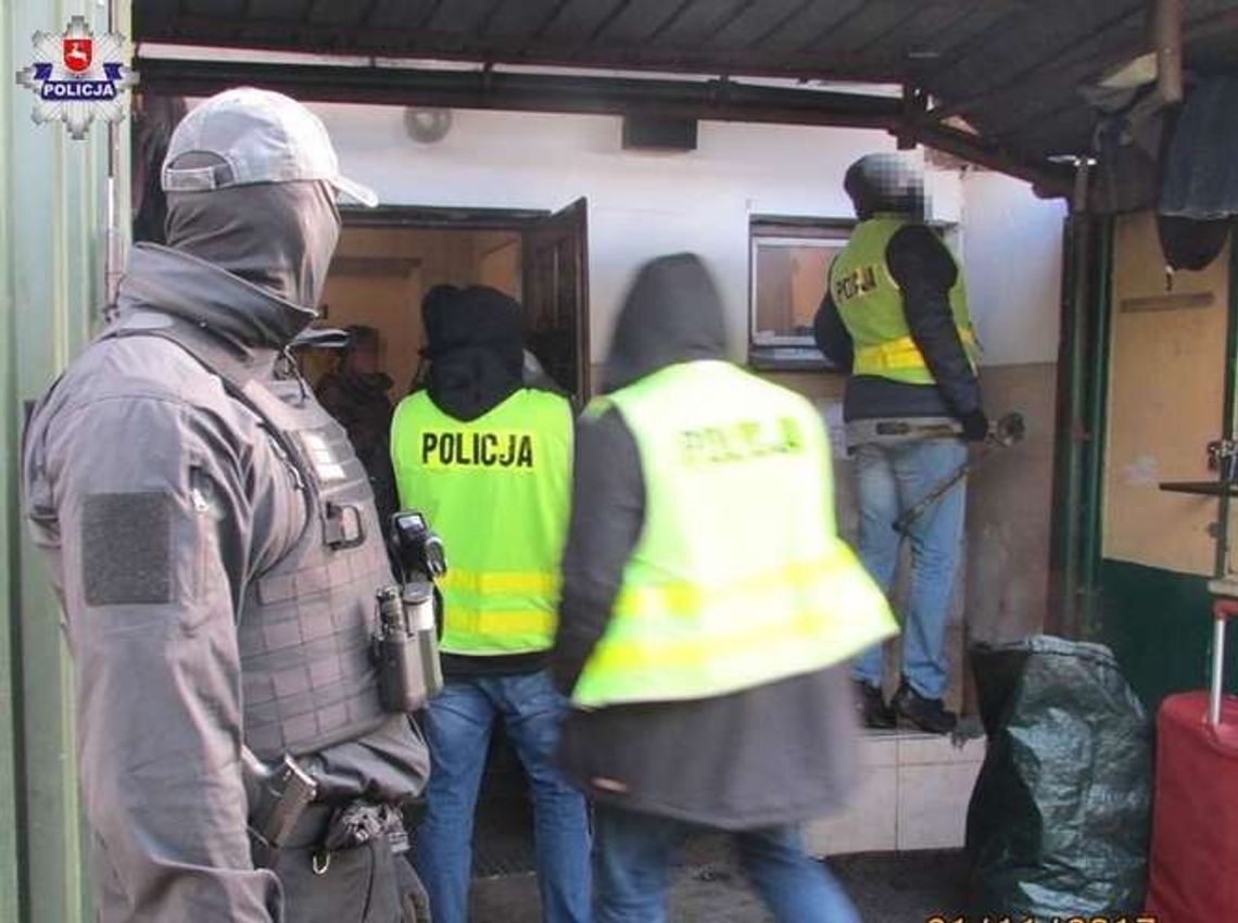 Nalot na bazar przy hali "Nova". Stoisko zainteresowało policję [zdjęcia]