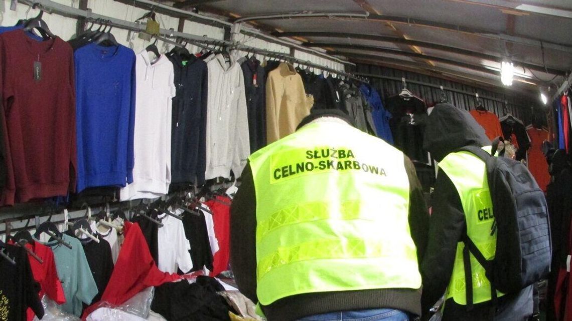 Nalot na lubelskie targowisko. Podrobione ubrania i perfumy