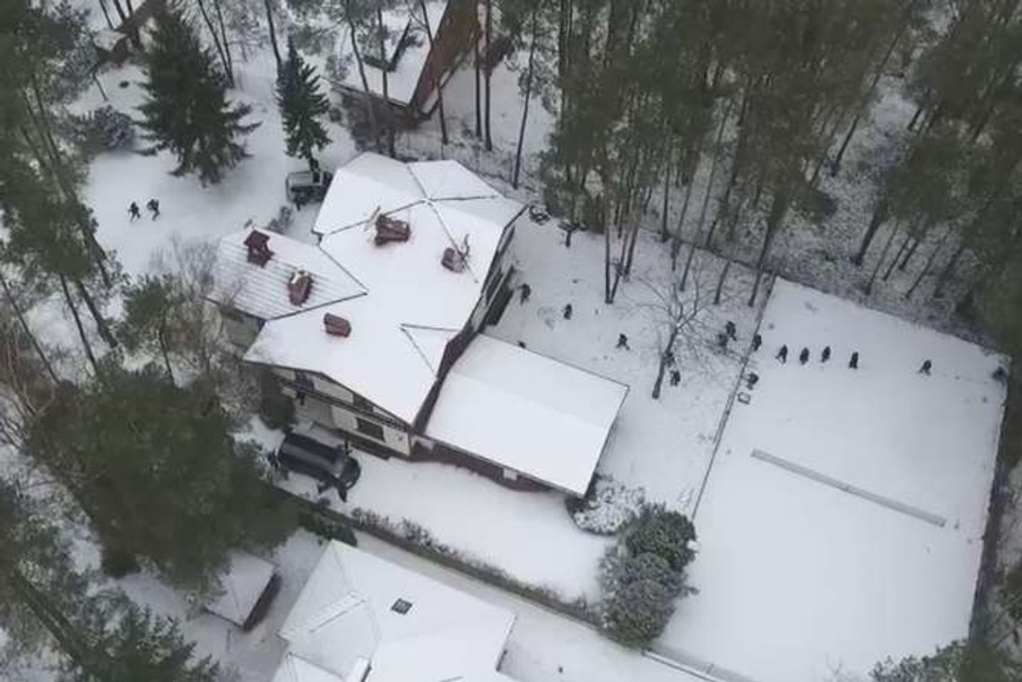 Nalot policji na willę i rozbicie "chińskiego gangu" [wideo z drona]