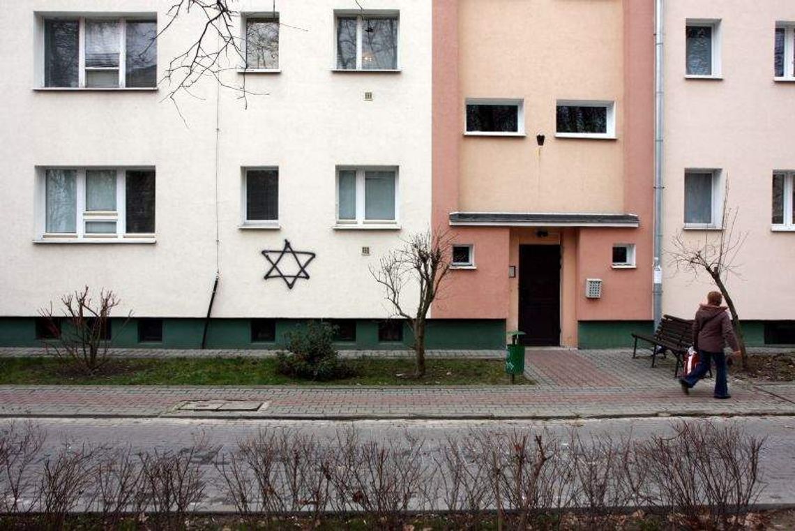 Namalowali gwiazdę Dawida pod oknem bloku Pietrasiewicza