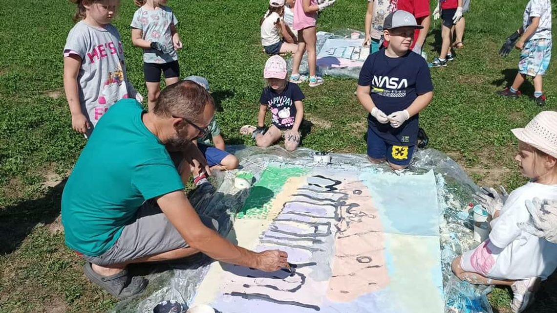 Namaluj Radzyń swoich marzeń. Burmistrz ozdobi rysunkami swój gabinet Namaluj Radzyń swoich marzeń. Burmistrz ozdobi rysunkami swój gabinet