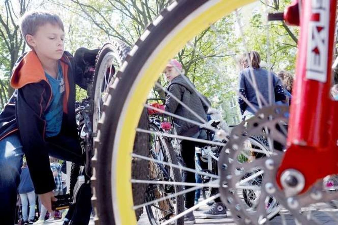 Namawiają na rowery, ale gdzie je zostawić? Brakuje stojaków