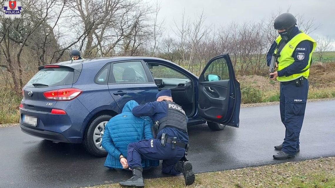 Napad na bank, uzbrojeni napastnicy i policyjna obława