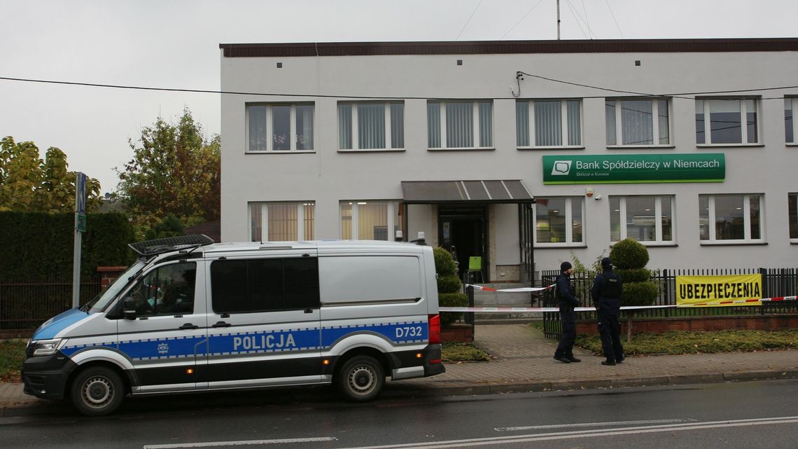 Napad na bank w Kurowie. Trwa obława na podejrzaną [zdjęcia]