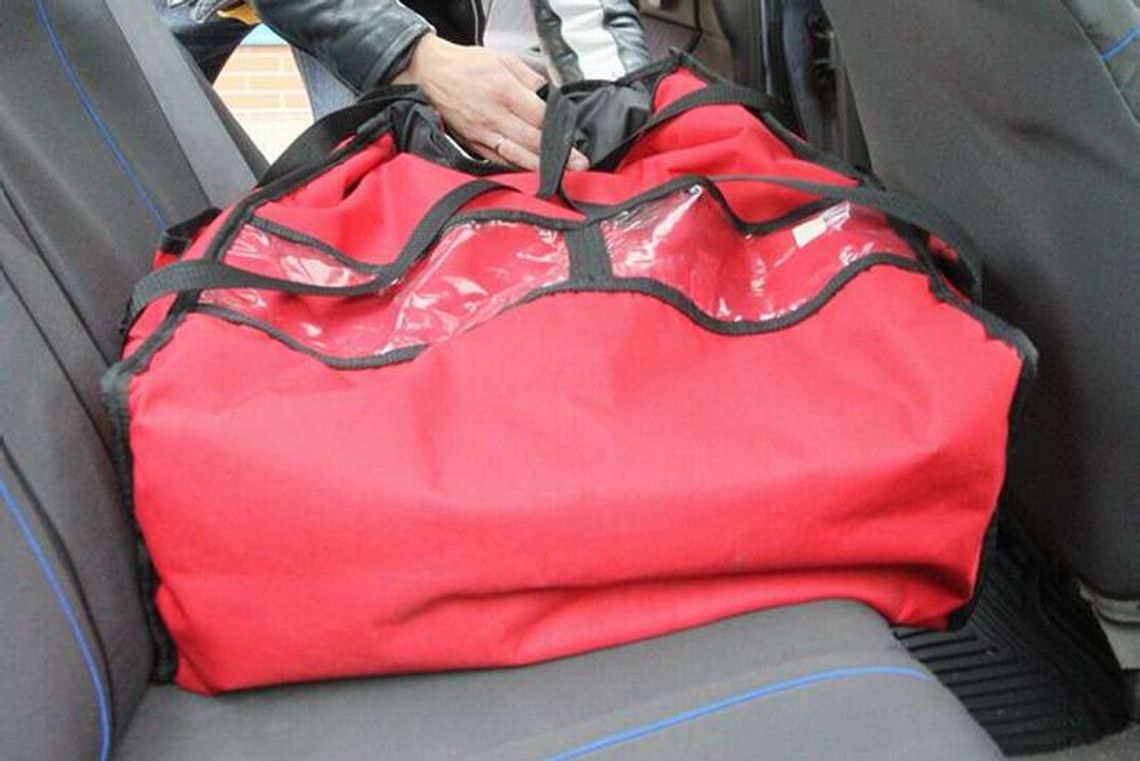 Napad na dostawcę. Ukradli trzy pizze i zjedli na łące