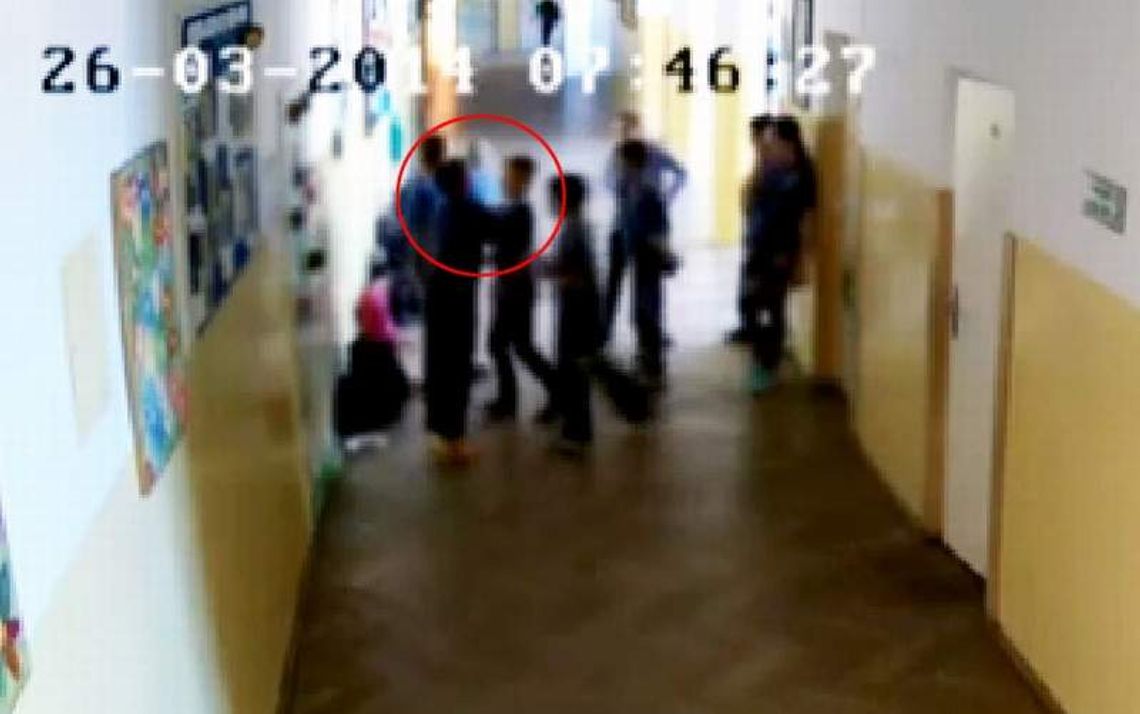 Napad na szkolnym korytarzu. Gdzie byli nauczyciele? (wideo)