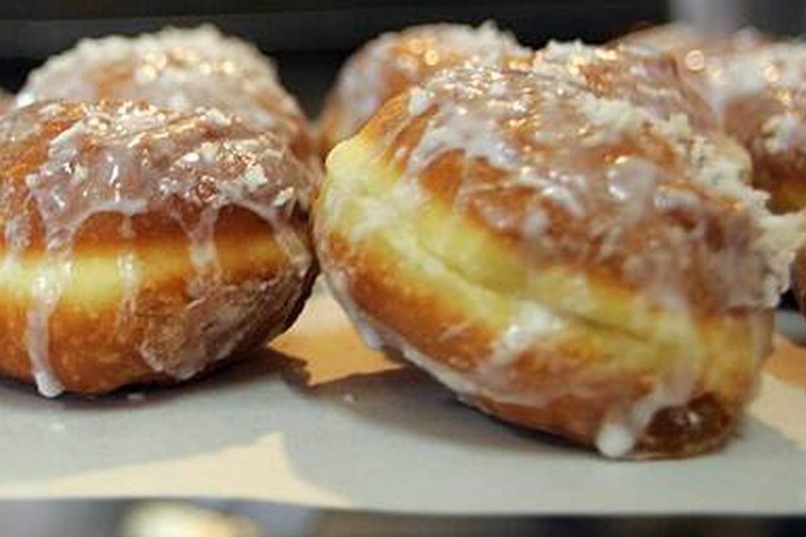 Napadli na przechodnia. Zabrali pączki
