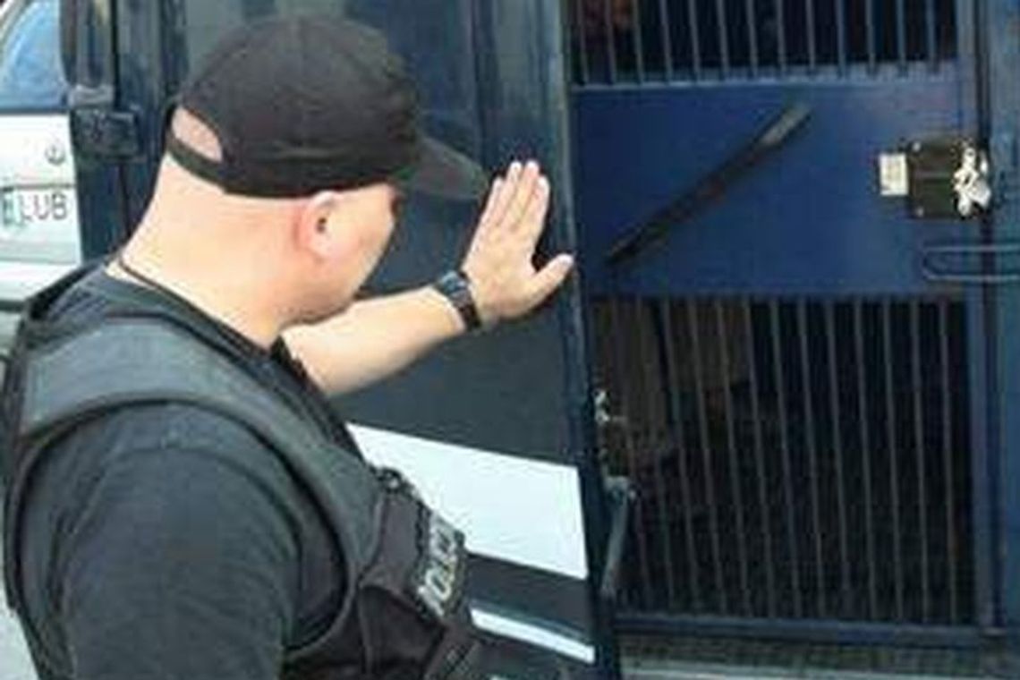 Napadli na stację z bronią w ręku. Są już w areszcie