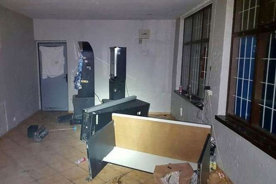 Napadli salon gier, zabarykadowali się w środku