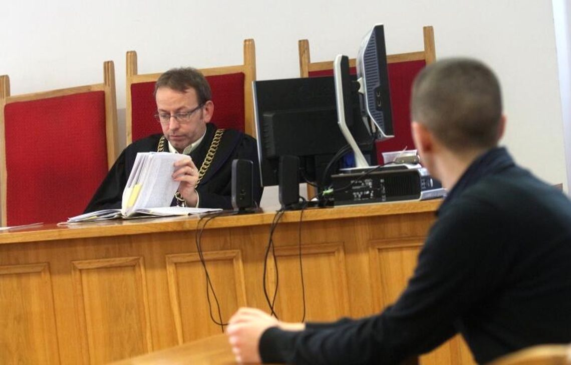 Napaść na Tekturę. Proces utknął na czapce Motoru Napaść na Tekturę. Proces utknął na czapce Motoru