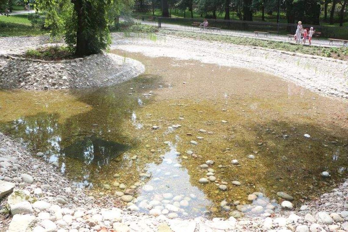 Napełniają staw w Ogrodzie Saskim. Na próbę Napełniają staw w Ogrodzie Saskim. Na próbę