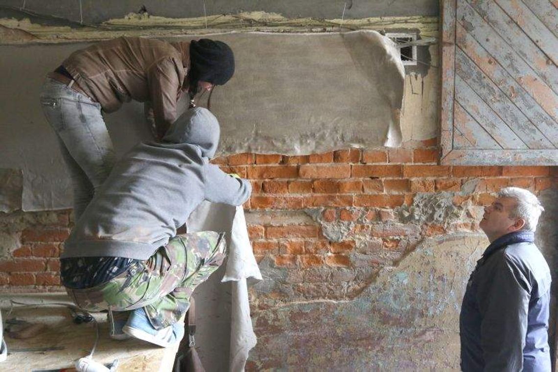 Napis w jidysz w bramie. Tu kiedyś był żydowski sklep