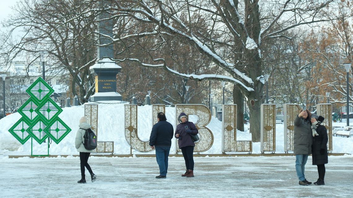 Napis wrócił w nowej odsłonie. Miasto odpala bożonarodzeniową iluminację