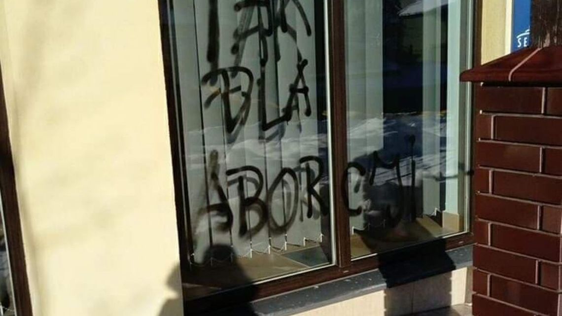 Napisy na biurze polityków PiS. Minister, prezydent i poseł komentują