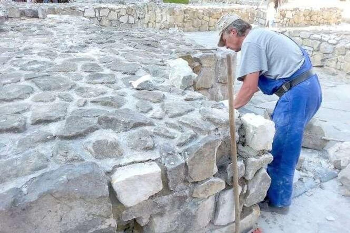 Naprawiają rozpadające się murki na pl. Po Farze. Na większe prace nie ma pieniędzy Naprawiają rozpadające się murki na pl. Po Farze. Na większe prace nie ma pieniędzy