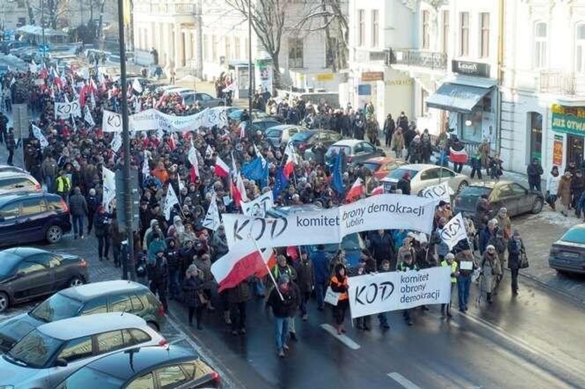 Narodowcy kontra KOD, czyli prowokacje i krok od awantury. "Kto zgodził się na dwie pikiety?"