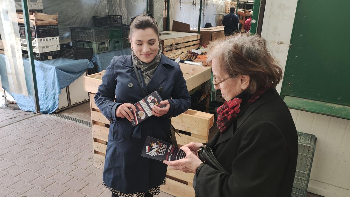 ulotki przed targowiskiem