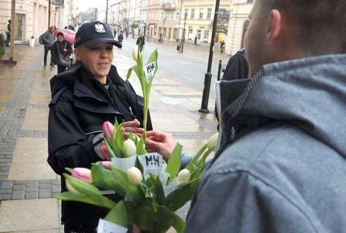 Narodowcy przeciw feministkom. Pikietowali i rozdawali kwiaty Narodowcy przeciw feministkom. Pikietowali i rozdawali kwiaty