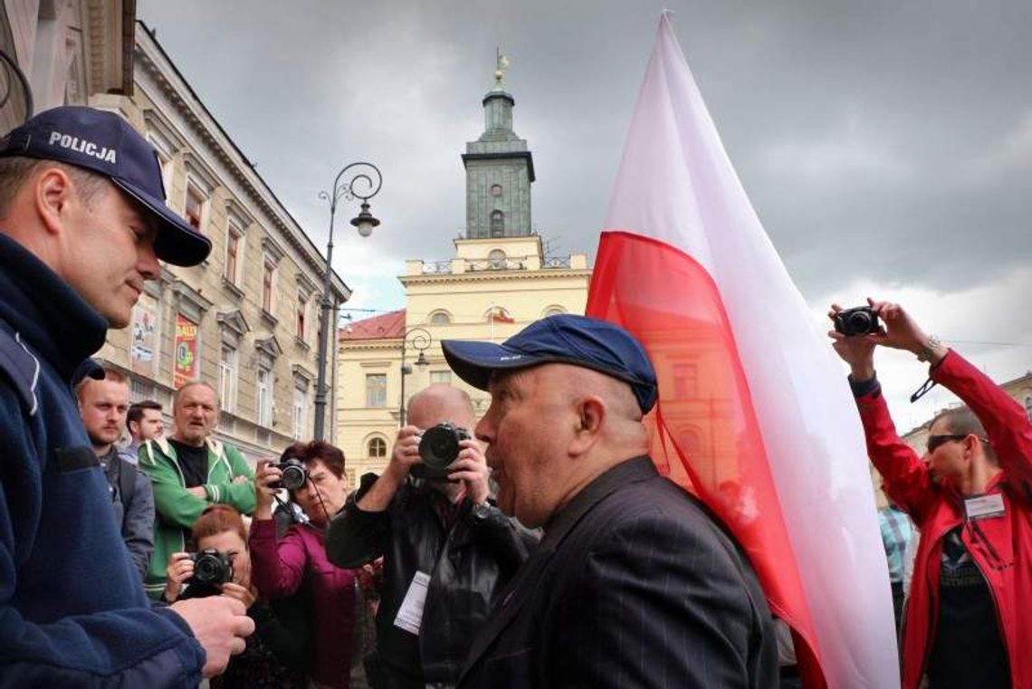 Narodowcy przeciwko rządowi. Policja: Manifestacja była nielegalna (wideo)