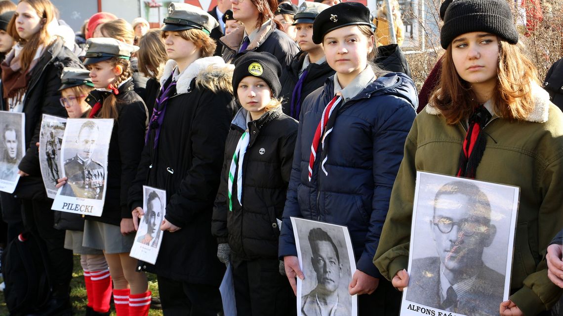 Narodowy Dzień Pamięci Żołnierzy Wyklętych. Salwy, kwiaty, znicze  i apel w Puławach