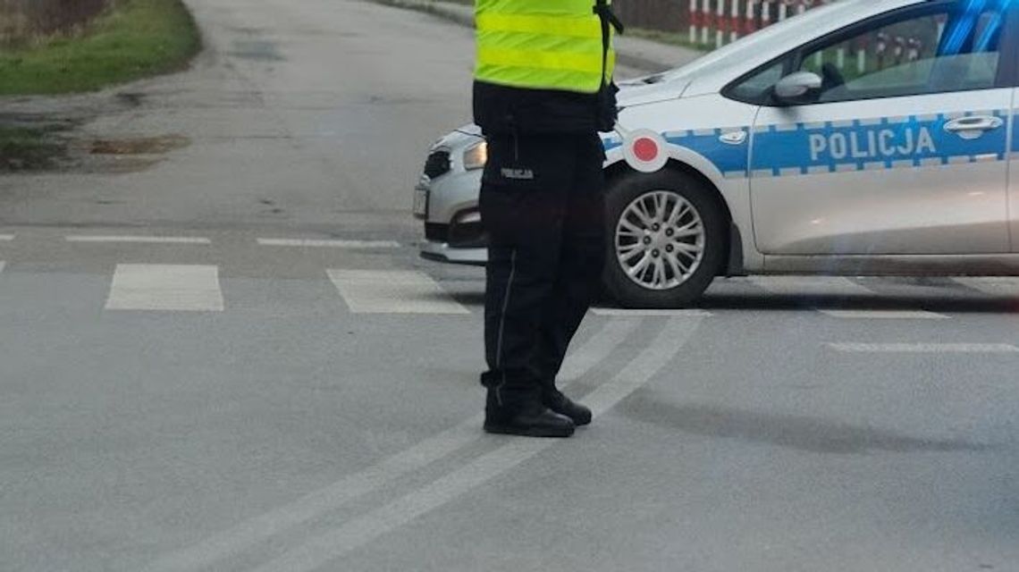 Narozrabiał i zwiał na piechotę. Brat przywiózł go policjantom Narozrabiał i zwiał na piechotę. Brat przywiózł go policjantom