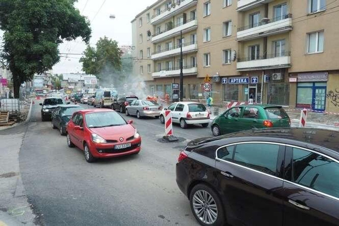 Narutowicza: Będą układać ostatnią warstwę nawierzchni