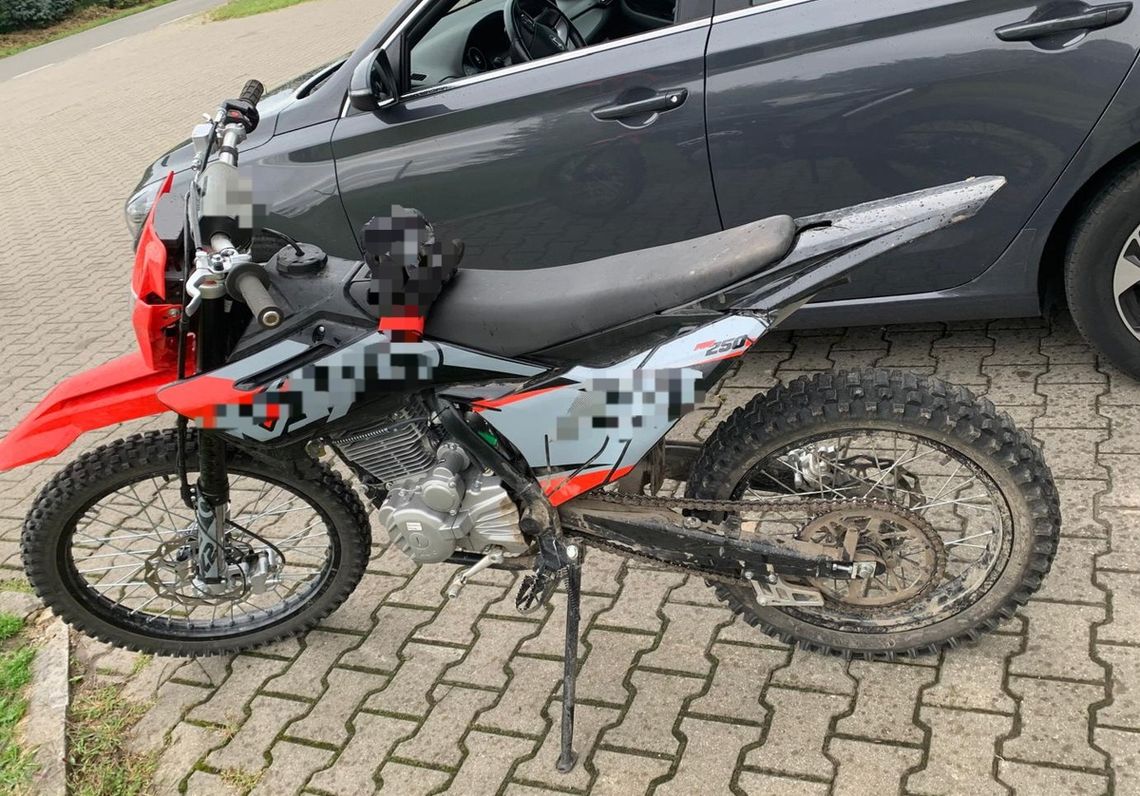 Nastolatek bez uprawnień na niezarejestrowanym motocyklu. Karę wymierzy sąd