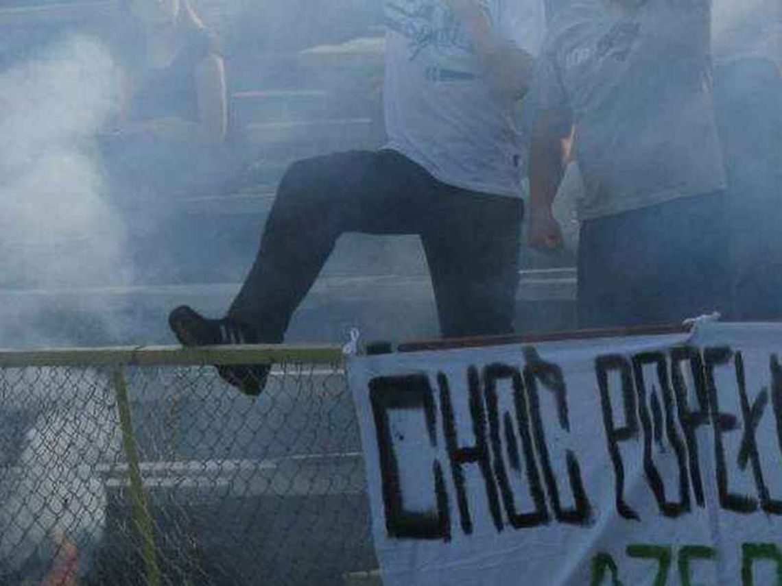 Nastolatek odpalił racę. Policja dopadła go po pół roku