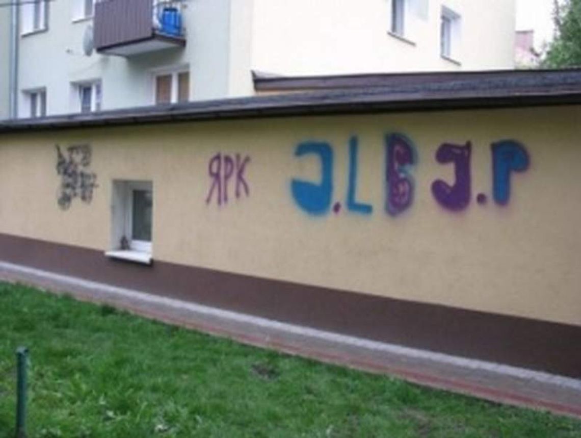 Nastolatkowie oszpecili sprayem blok 