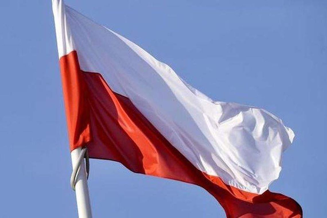 Nastolatkowie ukradli flagi z pl. Litewskiego