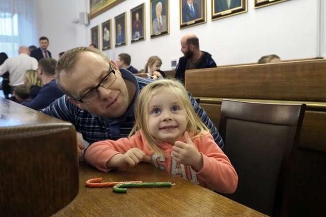 Nauczą dzieci pływać, rodzice nie muszą za to płacić