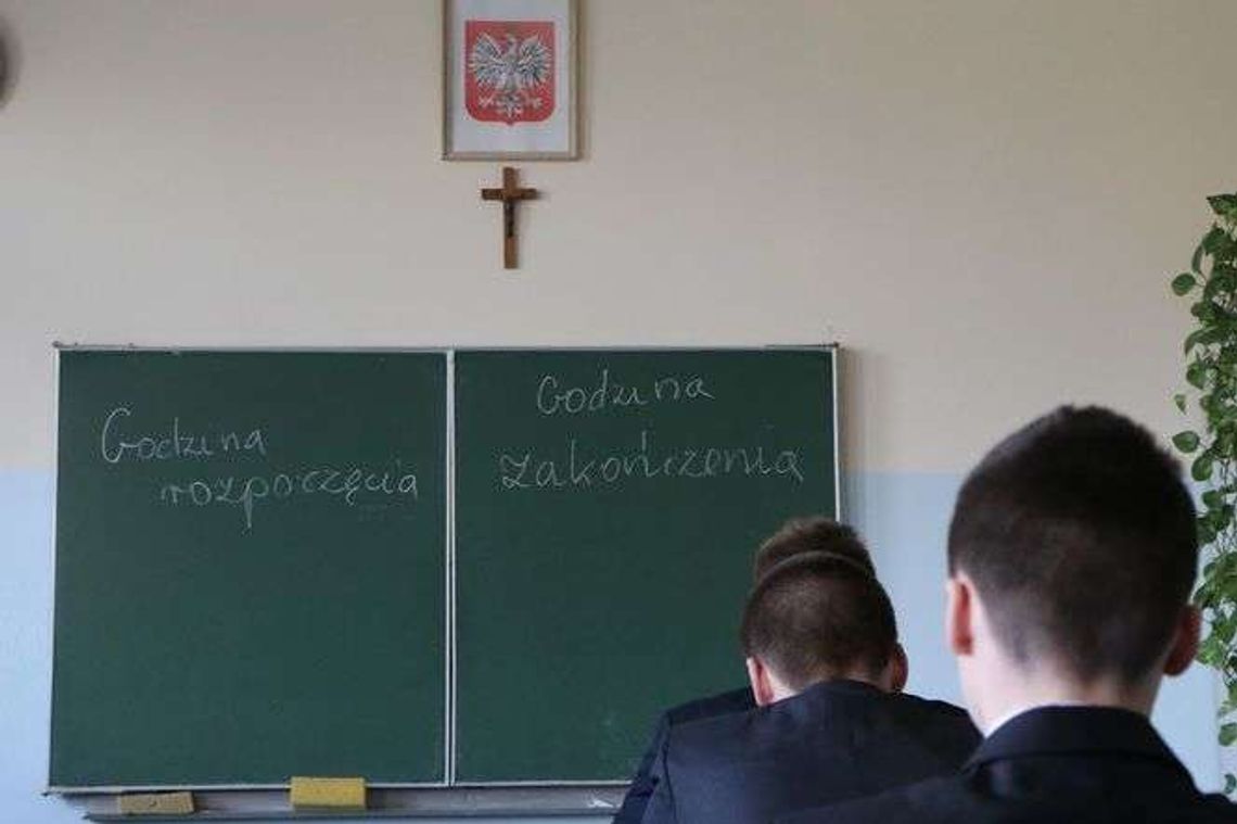 Nauczyciel użył przemocy wobec ucznia. Nauczycielka zdradziła pytania przed egzaminem