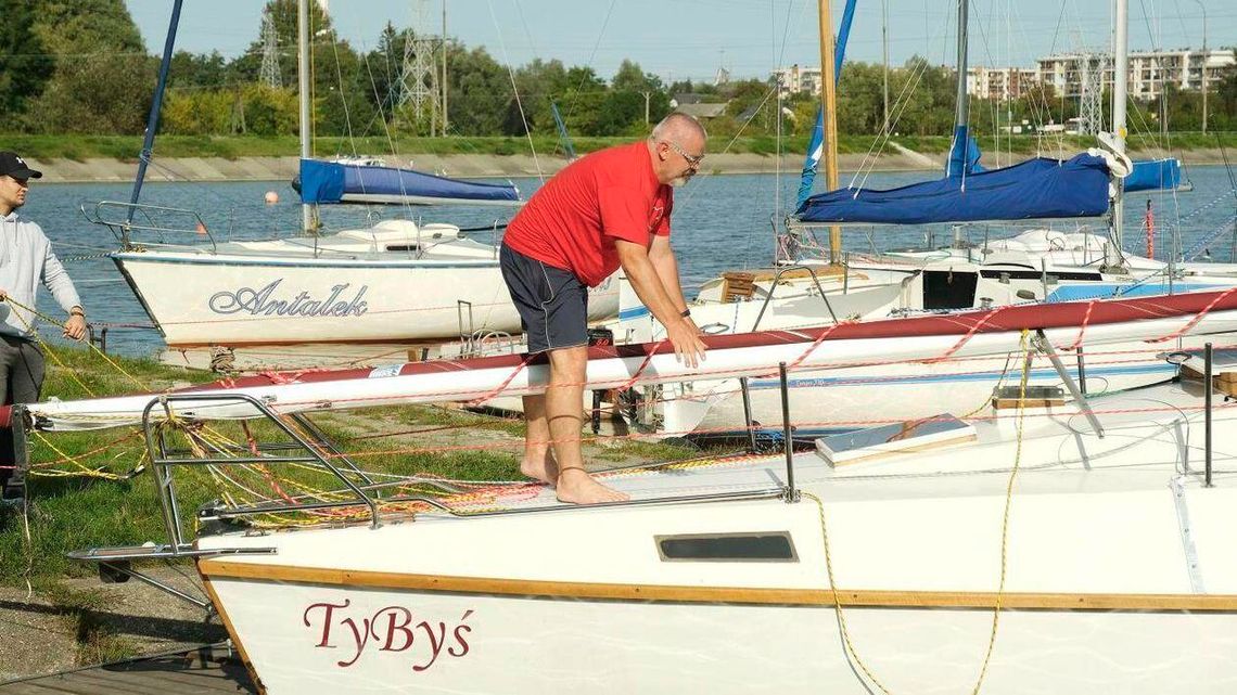 Nauczyciel z Bychawy zbudował łódź. "TyByś" już po wodowaniu [zdjęcia]