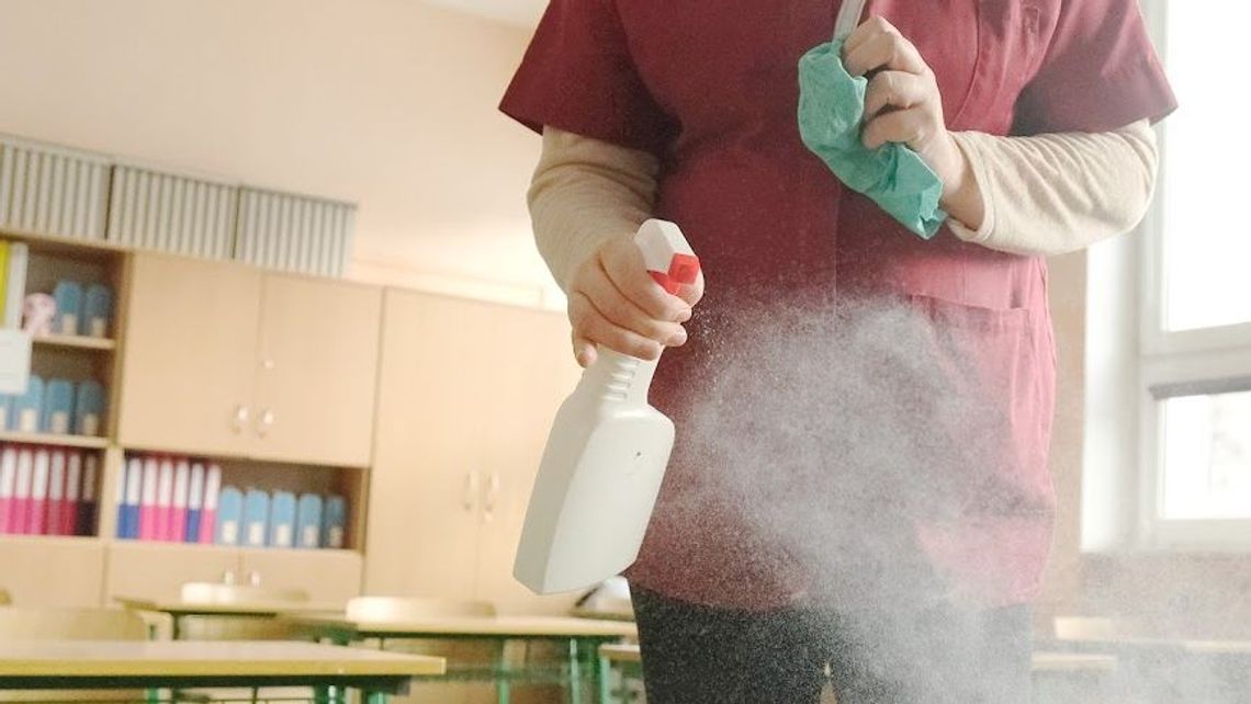 Nauczyciele czekają na testy i szczepienia. Lista placówek pracujących zdalnie lub hybrydowo