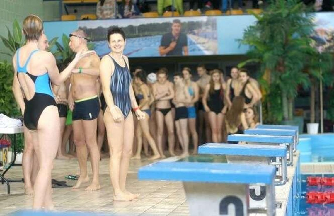 Nauczyciele i uczniowie wskoczyli do basenu na stulecie szkoły
