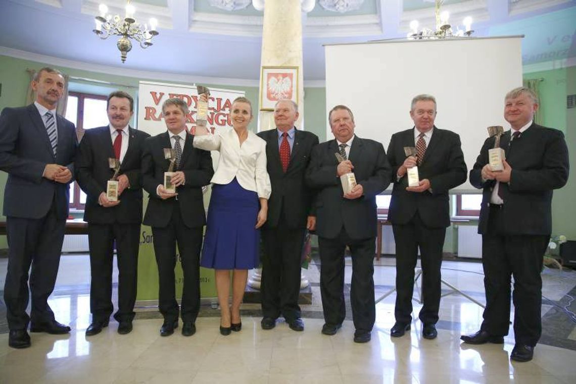 Nauczyciele nagrodzili gminy