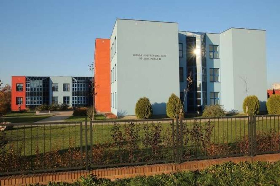 Nauczyciele nie chcą się modlić w pracy. "Nikogo nie obchodzi, czy ktoś jest osobą wierzącą, czy nie"