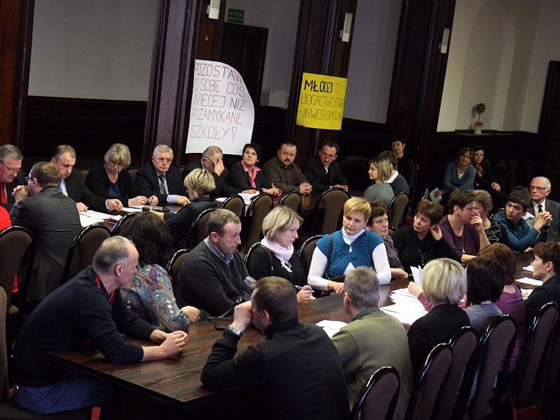 Nauczyciele: Nie łączcie nam szkół! Urzędnicy: Brakuje pieniędzy