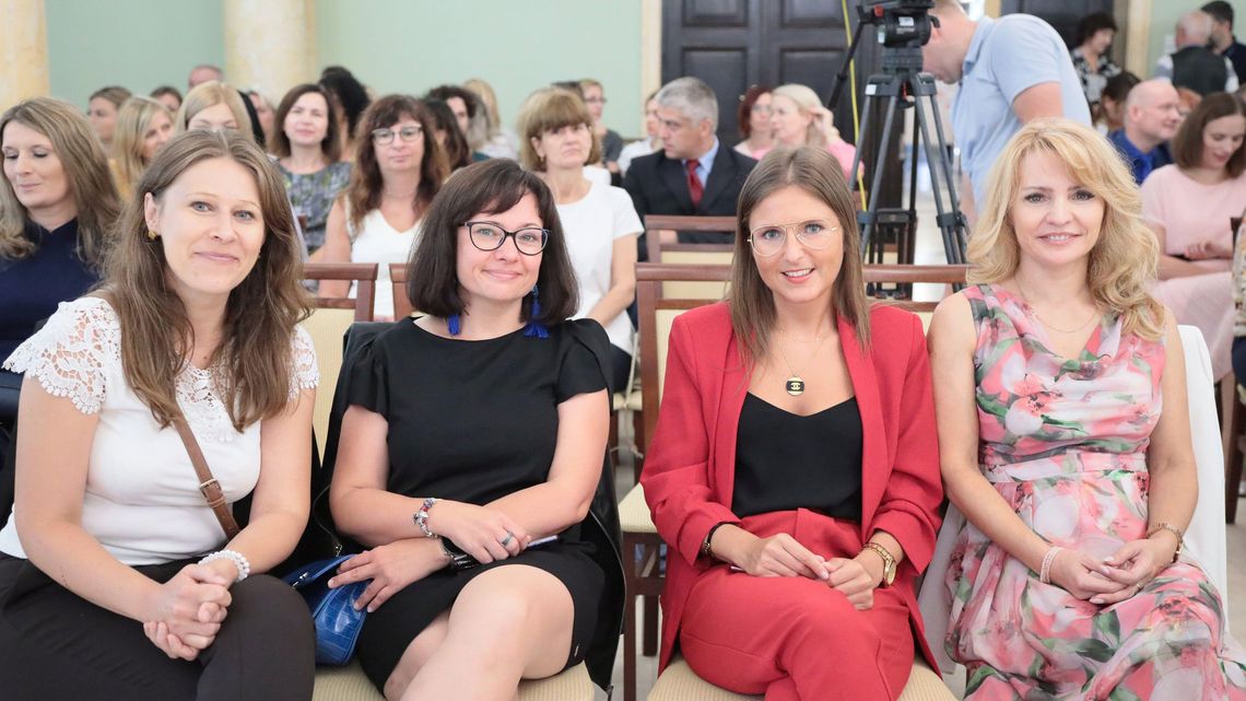 Nauczyciele odebrali akty nadania stopni awansu zawodowego. "Rozum każe odejść, serce mówi zostań"