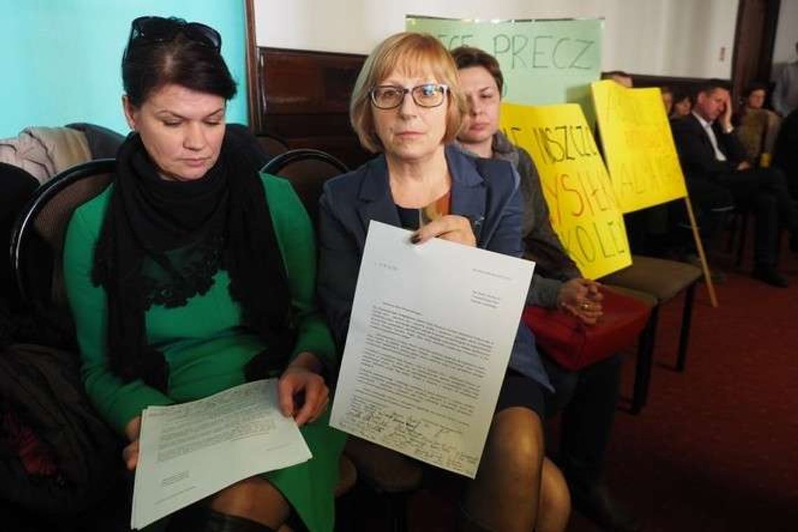 Nauczyciele pikietowali na sesji. Nie chcą wydzierżawiania gospodarstwa przy szkole