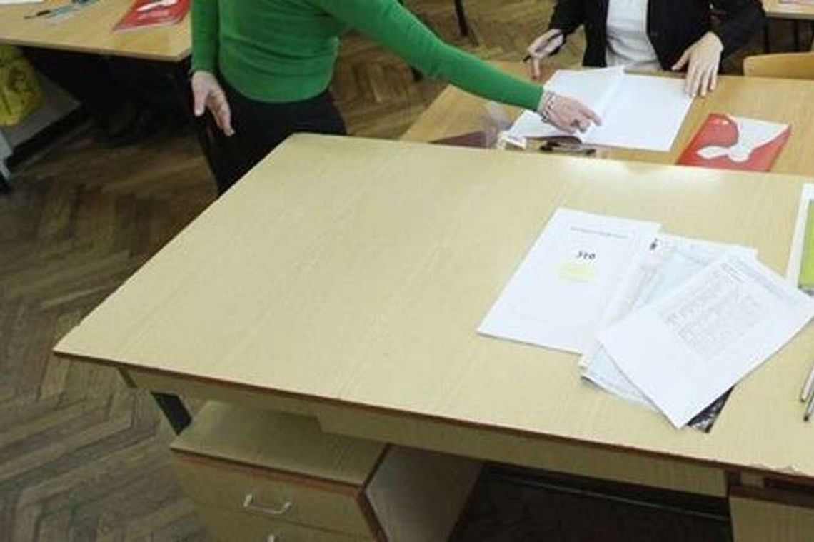 Nauczycielka pokazała uczniom zadania przed egzaminem