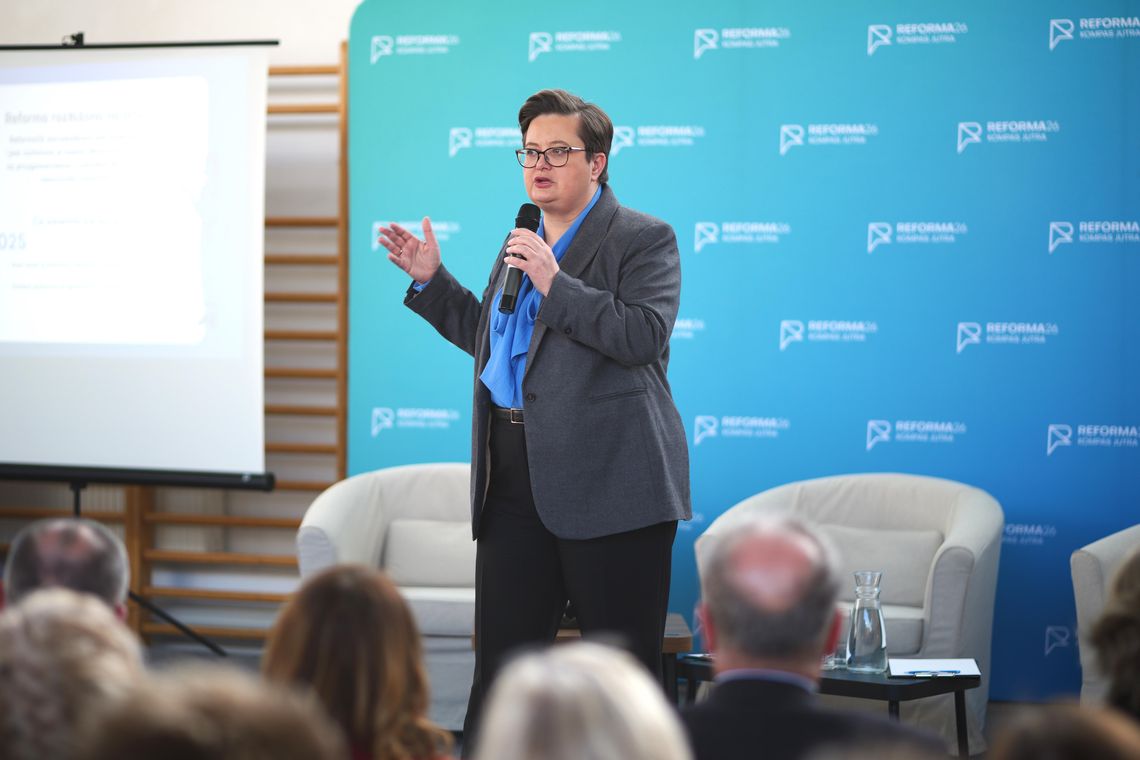 Nauka poprzez doświadczenie, interdyscyplinarność i ograniczenie mediów społecznościowych – jakie zmiany czekają szkołę?