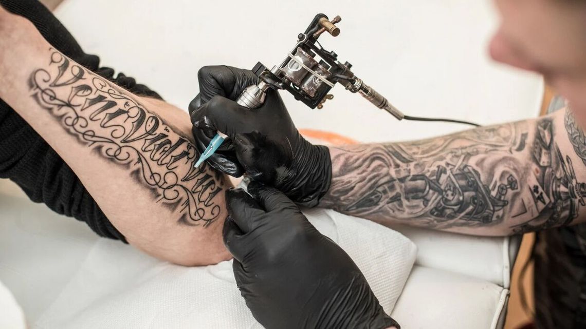 Nauka tatuowania: poznaj dobre wskazówki na start