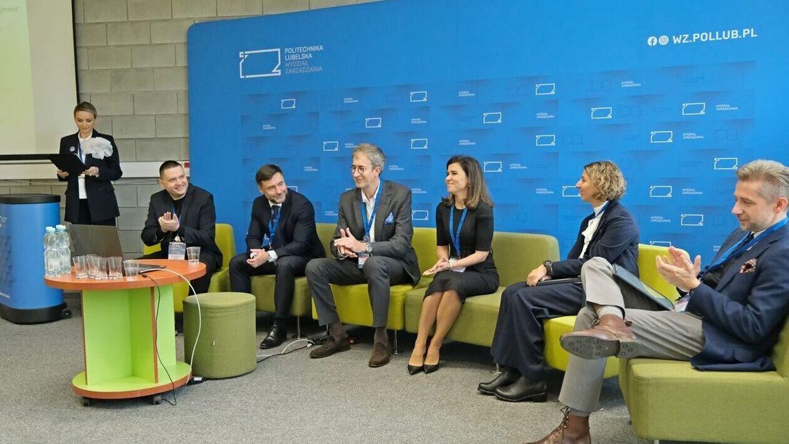 Naukowcy i praktycy o roli człowieka w epoce sztucznej inteligencji